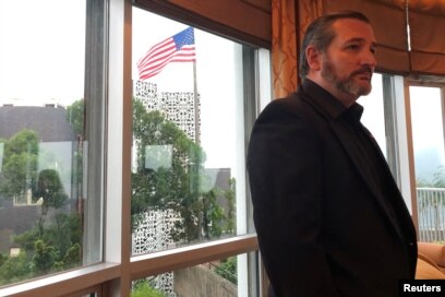 Thượng nghị sĩ Ted Cruz trò chuyện với phóng viên tại Lãnh sự quán Mỹ ở Hong Kong, ngày 12 tháng 10, 2019.