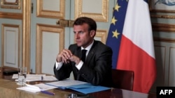 Presiden Prancis Emmanuel Macron saat konferensi di Istana Elysee di Paris, 18 Mei 2020. (Foto: AFP)