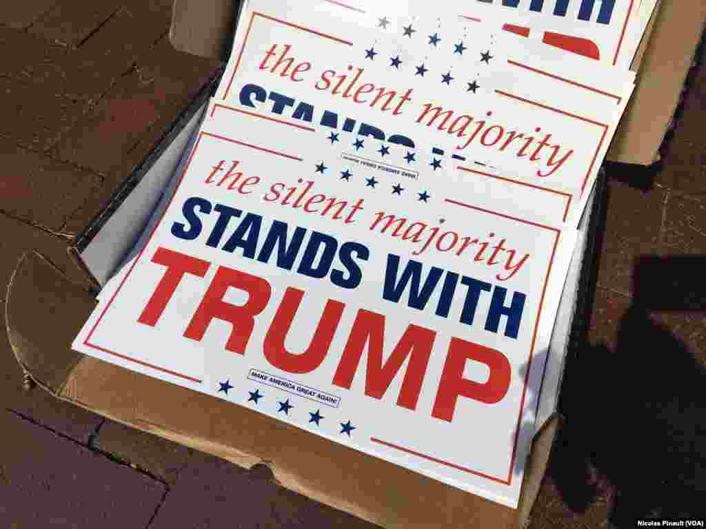 Une pancarte en soutien pour Donald Trump lors de la convention républicaine, Cleveland, le 18 juillet 2016 (VOA/Nicolas Pinault) &nbsp;