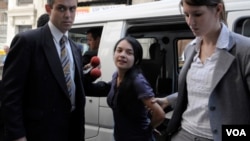 La colombiana Joanne Bermudez, esposa de Murcia Guzmán, se escondía en Montevideo, Uruguay, hasta que fue capturada en 2009 por colaborar con las estafas que realizaba su marido.