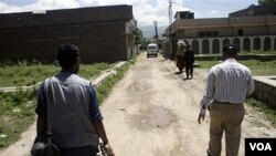 Wartawan Pakistan berjalan di sekeliling tempat tinggal pemimpin al-Qaida Osama bin Laden di Abbottabad.