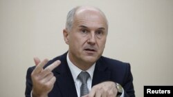 Valentin Inzko, EU High Representative for Bosnia and Herzegovina, gestures as he addresses a news conference in Vienna (File Photo)