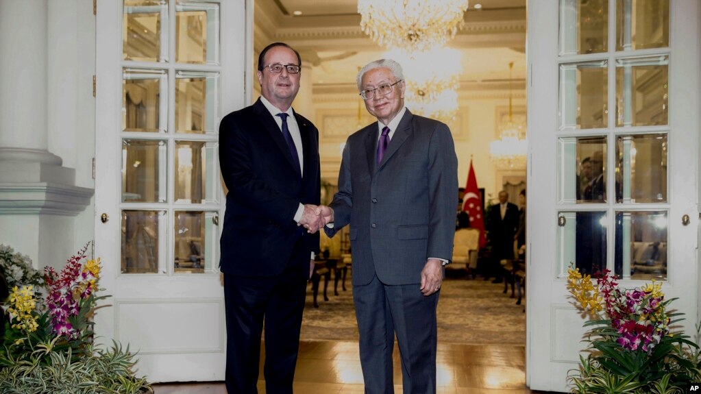 Tổng thống Pháp Francois Hollande bắt tay Tổng thống Tony Tan tại tư dinh tổng thống Singapore ngày Chủ Nhật 26 tháng 3, 2017