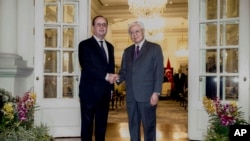 Presiden Perancis Francois Hollande, kiri dan Presiden Singapura Tony Tan berjabat tangan di Istana di Singapura, Minggu, 26 Maret 2017.