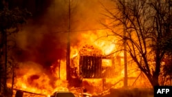 Une maison est en flammes alors que l'incendie de Dixie fait rage à Greenville, en Californie, le 5 août 2021.
