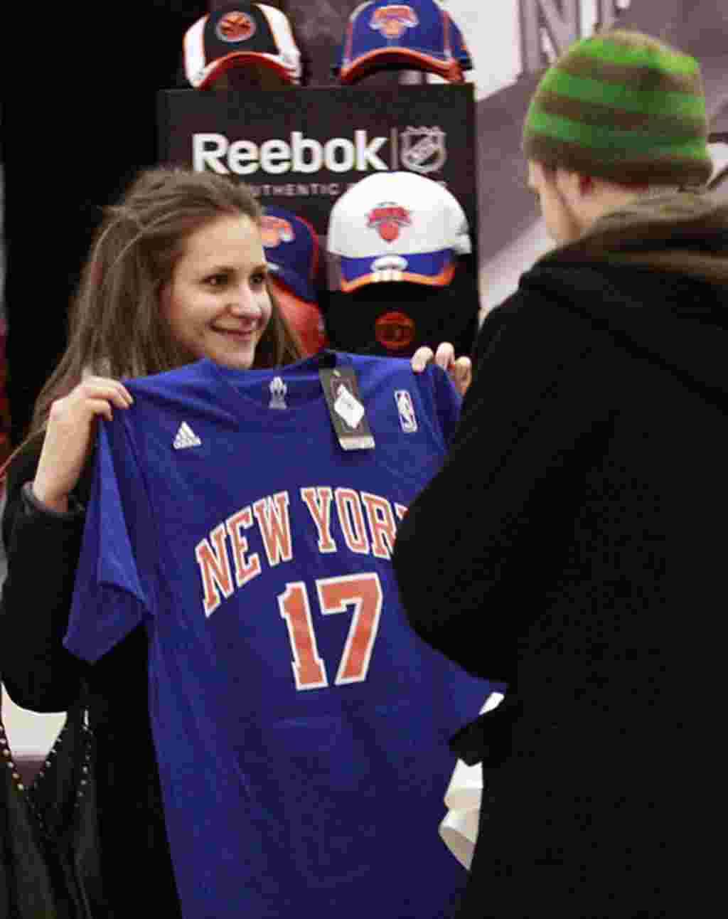 A fan displays her New York Knicks' Jeremy Lin T-shirt before an NBA basketball game against the Sacramento Kings, February 15, 2012, in New York. (AP)