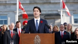 جاستین ترودو، صدر اعظم جدید کانادا بعد از مراسم تحلیف به جمعیت حاضر بیرون سالون ریدیو سخنرانی می کند.
