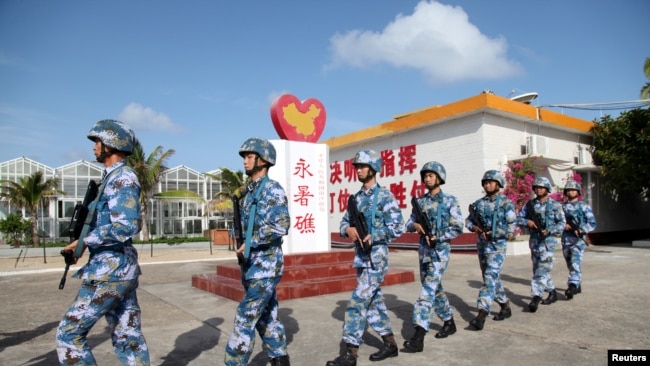 Lính hải quân Trung Quốc ở Bãi đá Chữ Thập - quần đảo Trường Sa