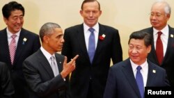 지난해 11월 중국 베이징에서 열린 APEC 정상회의에 참석한 바락 오바마 대통령(첫째줄 왼쪽)이 시진핑 중국가주석(첫째줄 오른쪽)과 나란히 서 있다. (자료사진)