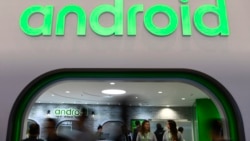 Para pengunjung berjalan melewati stan Android di Mobile World Congress (MWC) di Barcelona, Spanyol (foto: ilustrasi). 