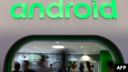 Para pengunjung berjalan melewati stan Android di Mobile World Congress (MWC) di Barcelona, Spanyol (foto: ilustrasi). 