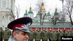 Miembros del entonces recién creado batallón del Ministerio del Interior de Ucrania "Santa María" participan en una ceremonia antes de dirigirse al entrenamiento militar, frente a la Catedral de Santa Sofía, en Kiev, el 3 de febrero de 2015.