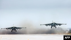 俄罗斯的苏-25攻击机从叙利亚拉塔基亚省赫梅敏空军基地起飞。（2016年3月16日）