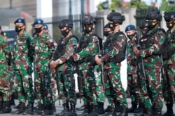 Sejumlah tentara Indonesia yang dikerahkan untuk mengamankan malam Idulfitri di Timika, Papua, 12 Mei 2021. (Foto: Sevianto Pakiding/AFP)