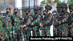 Sejumlah tentara Indonesia saaat bertugas mengamankan malam Idulfitri di Timika, Papua, 12 Mei 2021. (Foto: Sevianto Pakiding/AFP)