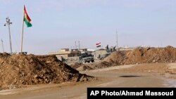 Archivo. Vehículos militares patrullan un punto de control el ejército iraquí en las afueras de Irbil, norte de Irak.