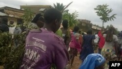 Les habitants des quartiers périphériques du centre-ville fuient après une attaque meurtrière à la machette, à Beni, Nord-Kivu, 15 août 2016.