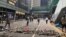 Sinh viên Hong Kong dùng gạch chặn các con đường.