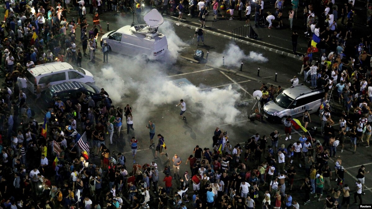 Police Fire Tear Gas As Romanians Rally Against Government 6166