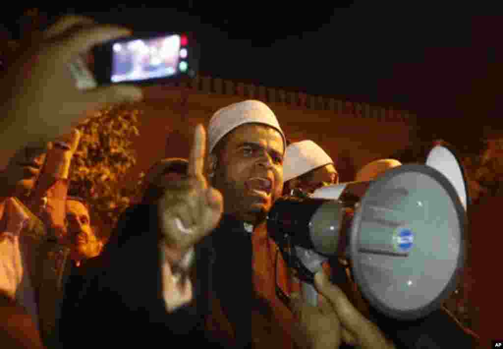 A cleric from Al-Azhar, Egypt&#39;s most respected Islamic institution, addresses protesters in front of the presidential palace during a demonstration in Cairo, Egypt, Tuesday, Dec. 11, 2012.&nbsp; (AP Photo/Petr David Josek)
