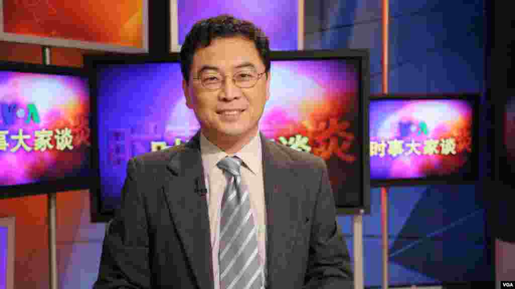 Huchen Zhang, a senior editor in VOA’s China Branch, is a host of the daily show Issues and Opinions. Zhang is in charge of the Mandarin-language TV talk shows. He joined VOA in 1991 and hosted its first TV and radio simulcast show, China Forum, in 1994.