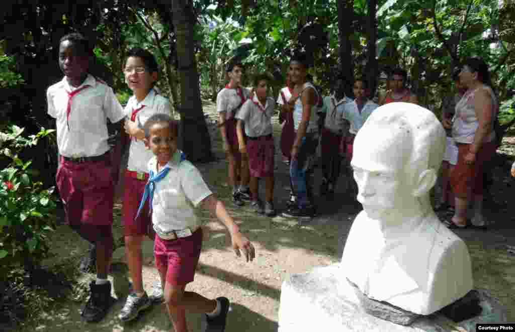 Học sinh nô đùa quanh tượng anh hùng Jose Martí (ảnh Bùi Văn Phú)