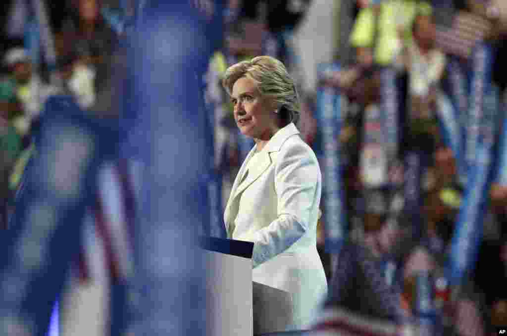 Kandidat presiden Amerika dari Partai Demokrat Hillary Clinton berpidato pada hari terakhir Konvensi Nasional Partai Demokrat di Philadelphia, Kamis (28/7). (AP/Paul Sancya)