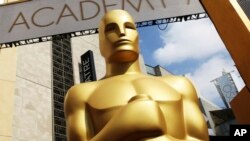 En esta imagen del 21 de febrero de 2015, una estatua del Oscar se ve fuera del Dolby Theatre para la 87ma entrega de los Premios de la Academia en Los Ángeles.