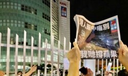 香港《苹果日报》停刊接近一个月后，警方国安处7月21 日再次拘捕4名《苹果日报》前高层编采人员， 指控他们涉嫌”串谋勾结外国或者境外势力危害国家安全”，7月22日将会被带上法院提堂 (美国之音/汤惠芸）