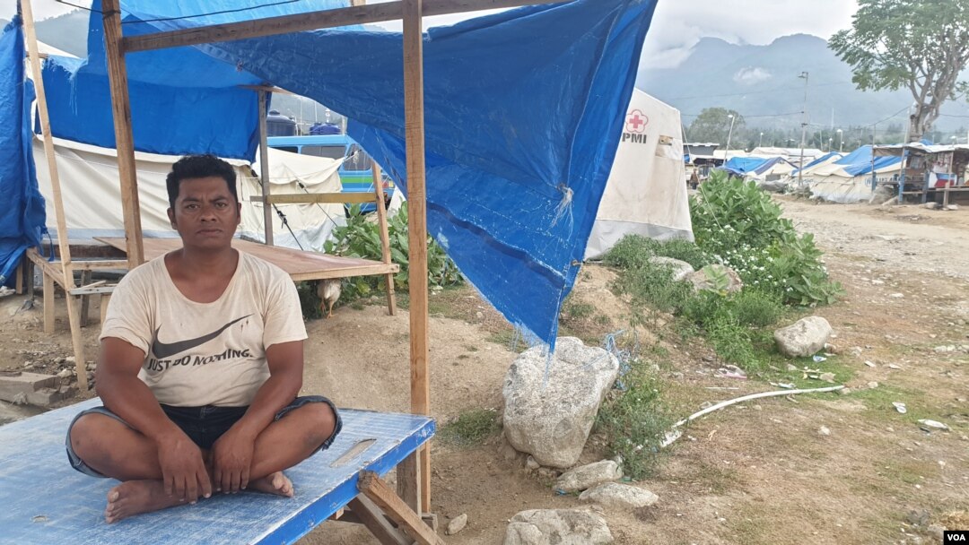 Nuryadin (41) salah seorang penyintas bencana yang hingga kini masih tinggal di tenda darurat di Balaroa, kecamatan Palu Barat, Kota Palu, Sulawesi Tengah. (Foto: VOA/Yoanes Litha)