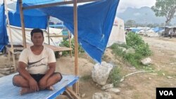 Nuryadin (41) salah seorang penyintas bencana yang hingga kini masih tinggal di tenda darurat di Balaroa, kecamatan Palu Barat, Kota Palu, Sulawesi Tengah. (Foto: VOA/Yoanes Litha)