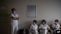Trabajadores de salud se reúnen para analizar los procedimientos de atención a los enfermos de COVID-19 en el hospital Germans Trias i Pujol en Badalona, Barcelona, España, el miércoles 1 de abril de 2020.