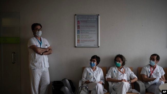 Trabajadores de salud se reúnen para analizar los procedimientos de atención a los enfermos de COVID-19 en el hospital Germans Trias i Pujol en Badalona, Barcelona, España, el miércoles 1 de abril de 2020.