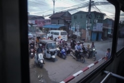 Commuters stop as the airport shuttle passes by in Phnom Penh. (Bun Sokha/VOA Khmer)