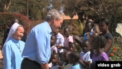 Cựu tổng thống George W. Bush thăm viện mồ côi ở Zambia