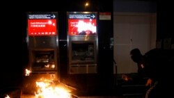 一名抗议者在香港元旦游行期间破坏一台银行自动柜员机。(2020年1月1日)