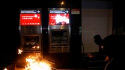 Un manifestante vandaliza una máquina dispensadora de dinero del banco HSBC durante las manifestaciones del 1 de enero de 2020 en Hong Kong.