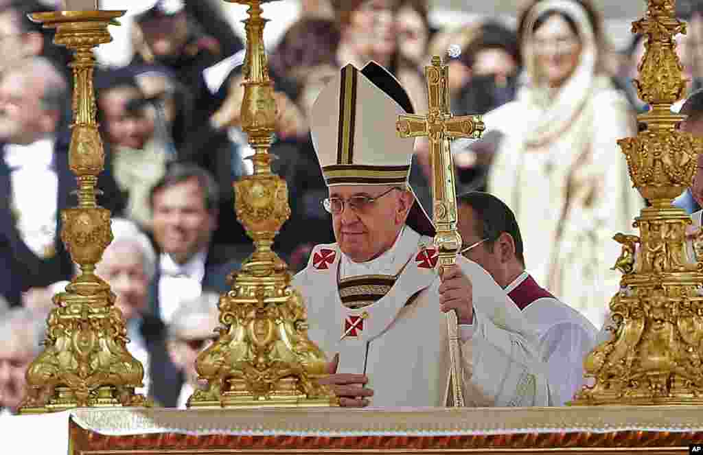 Papa Fransis Vatikanda inaqurasiya messasının ardınca M&uuml;qəddəs Piter kafedralının qarşısındakı dua skamyasının yanından ke&ccedil;ir.&nbsp; 19 mart, 2013. 