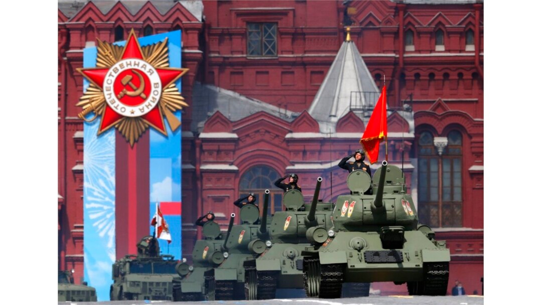 Legendarni sovjetski tenkovi T-34 učestvuju u paradi na Crvenom trgu, povodom 76. godišnjice pobede nad nacističkom Nemačkom u Drugom svetskom ratu, u Moskvi, 9. maja 2021.