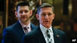 El General Michael Flynn a su llegada a la Trump Tower junto a su hijo Michael G. Flynn.