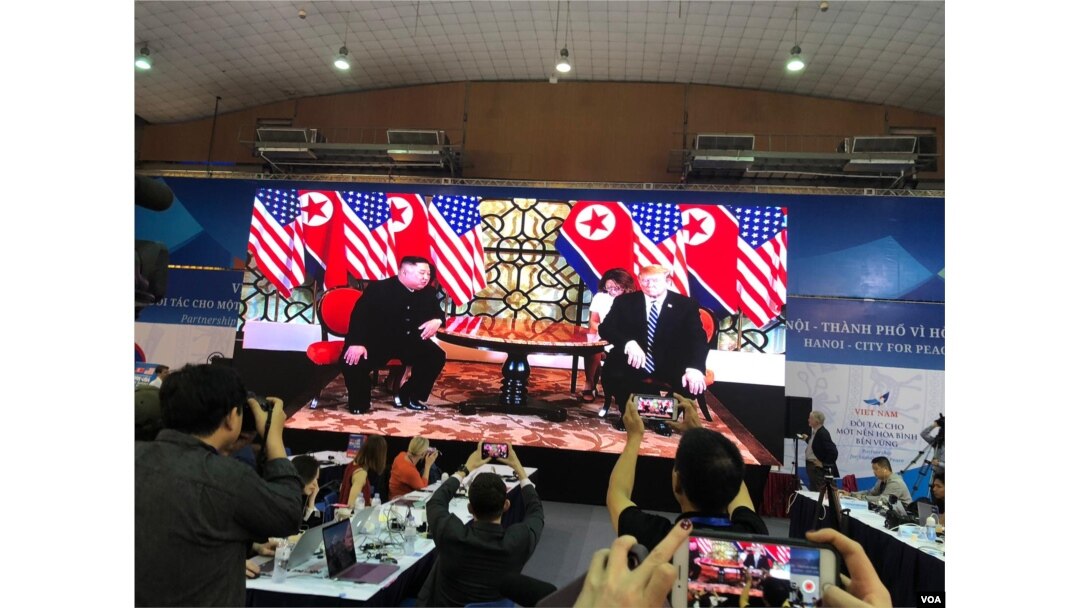El presidente de EE.UU., Donald Trump (der.) y el líder de Corea del Norte, Kim Jong Un, durante su reunión cumbre en Vietnam.