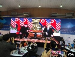 El presidente de EE.UU., Donald Trump (der.) y el líder de Corea del Norte, Kim Jong Un, durante su reunión cumbre en Vietnam.