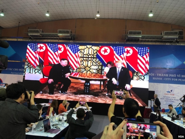 El presidente de EE.UU., Donald Trump (der.) y el líder de Corea del Norte, Kim Jong Un, durante su reunión cumbre en Vietnam.
