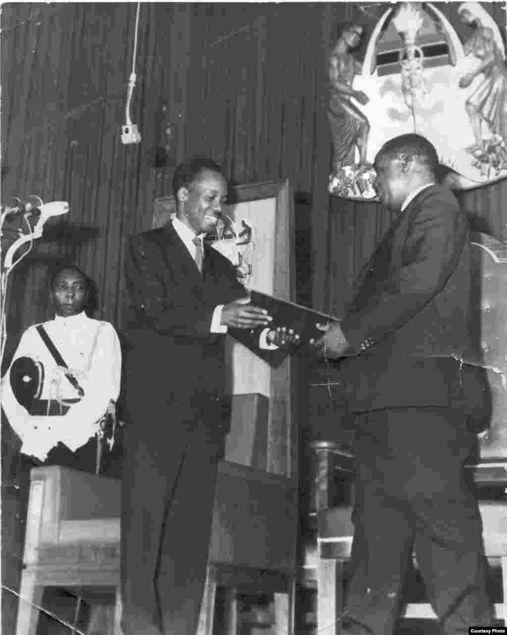 Waasisis wa Muungano wa Tanzania Julius Nyerere na Abedi Amani Karume wabadilishasna hati ya makubaliano ya Muungano