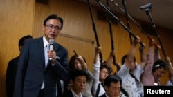 지난달 30일 일본의 스가 요시히데 관방장관이 도쿄에서 기자회견을 열고 북-일 합의에 대한 입장을 밝히고 있다.