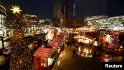 Suasana Pasar Natal di Breitscheid Square, Berlin, Jerman setelah dibuka kembali, 22 Desember 2016 (Foto: dok).
