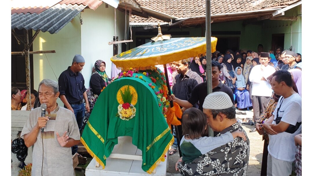 Sumarno (kiri), kakek yang harus memakamkan Khoirunnisa di hari ulangtahunnya.