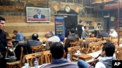敘利亞人在一家咖啡店內觀看電視轉播總統阿薩德發表講話。