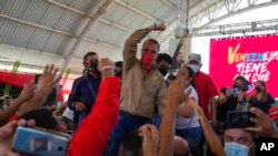 El excanciller Jorge Arreaza saluda a seguidores durante un evento en Barinas, Venezuela, el 5 de diciembre de 2021.