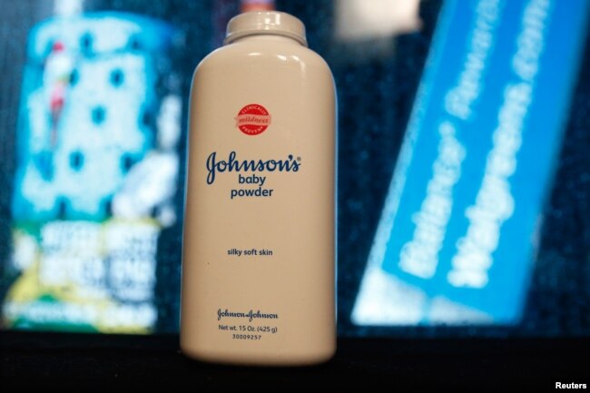 Sebotol bedak bayi Johnson & Johnson.